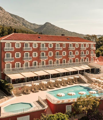 Objekt Aminess Casa Bellevue nalazi se uz plažu u Orebiću, a obuhvaća 4 zgrade nazvane po poznatim vinima s poluotoka Pelješca. Sve sobe okrenute su prema moru. U cijelom objektu na raspolaganju je besplatan WiFi. Sve su sobe klimatizirane te sadrže balkon, TV ravnog ekrana sa satelitskim programima i vlastitu kupaonicu s tušem i sušilom za kosu. Objekt Near Aminess Casa Bellevue uključuje vanjski bazen i restoran koji poslužuje jela domaće kuhinje na švedskom stolu. U cijenu obroka uključena su pića.