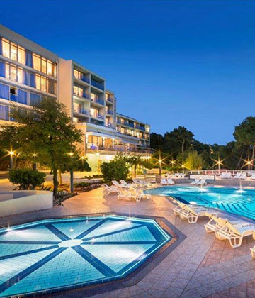 Bit će vam dovoljan samo jedan pogled iz soba Aminess Grand Azura da zaboravite na ostatak svijeta i prepustite se valovima potpunog opuštanja. Kupanje u okruženju čudesnog plavetnila, obrisi Korčule u daljini, šljunak pod stopalima, slatka jutra uz doručak na terasi hotelskog restorana...samo su neka od ugodnih aiskustava koja vas ovdje očekuju. Dobro došli na svoj zasluženi odmor na prekrasnom jugu Dalmacije.