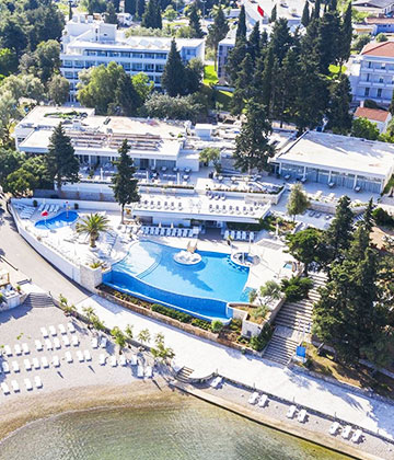 Aminess Vival Port9 Resort oduševit će vas pogledom na uvalu Luka te na planine Pelješca u daljini. Resort je na minutu od plaže, poluotoka Punta Križa i nudi bezbroj sadržaja. Na raspolaganju vam je sedam restorana i barova. Kao u cijeloj Dalmaciji, more je kristalno čisto i mirno.Što vam više treba za sreću? Lokacija je idealna jer je blizu trajekt za Orebić, a do otočića Badija i Vrnika može se i kanuom.