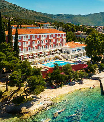 Šarmantni hotel Aminess Bellevue izgrađen je ranih 30-ih godina kao prvi hotel na poluotoku Pelješcu, a potpuno je obnovljen u ljeto 2016. godine. Smješten je u borovoj šumi, samo 500 metara od centra Orebića na jugozapadnom dijelu poluotoka Pelješca i 50 metara od šljunčane plaže s pogledom na kristalno čisto tirkizno Jadransko more.