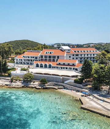 Hotel Aminess Liburna nalazi se na obali Jadranskog mora, na svega 10 minuta hoda od stare gradske jezgre Korčule. U okviru objekta na raspolaganju su vanjski bazen i 2 teniska terena. Iz hotela Aminess Liburna pruža se prekrasan pogled na povijesnu jezgru Korčule. Hotel je izgrađen u mediteranskom stilu, a uređenje interijera nadahnuto je motivima liburnskih brodova. U klimatiziranom hotelskom restoranu poslužuju se jela hrvatske i međunarodne kuhinje. Gosti također mogu objedovati na terasi s pogledom na povijesnu jezgru grada i obližnje otoke. Hotel Aminess Liburna također ima bar u predvorju, bar uz bazen i hotelski restoran.