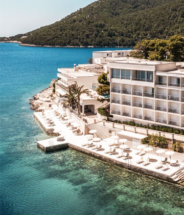Elegantno savršenstvo u skrivenoj korčulanskoj vali..
Usidren na samoj obali mirne uvale mjestašca Brna na otoku Korčuli, Aminess Younique Lume Hotel romantično je utočište, ali i ugodno skrovište za one željne mira i tišine. Dva koraka iz ugodno klimatiziranog hotela vode do kamenom popločanog sunčališta, dok vas drevne palme na terasi hotelskog restorana štite od podnevnog sunca. Savršena ljetna idila. Aminess Younique Lume Hotel mjesto je jedinstvene profinjene atmosfere. Baš po vašem ukusu.