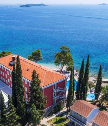 Šarmantni hotel Aminess Bellevue izgrađen je ranih 30-ih godina kao prvi hotel na poluotoku Pelješcu, a potpuno je obnovljen u ljeto 2016. godine. Smješten je u borovoj šumi, samo 500 metara od centra Orebića na jugozapadnom dijelu poluotoka Pelješca i 50 metara od šljunčane plaže s pogledom na kristalno čisto tirkizno Jadransko more.