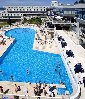 Grad Poreč, poznat po Eufrazijevoj bazilici koja je pod zaštitom UNESCO-a, udaljen je 5 km od hotela. Hotel Delfin
						nalazi se usred bogatog zelenila, na 50 metara od šljunčane i stjenovite plaže, te nudi vanjski bazen sa slanom
						vodom i terasu za sunčanje s ležaljkama
