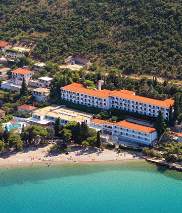 Na sjeverozapadnoj strani poluotoka smjestio se mali gradić s bogatom historijom, Trpanj. Dom ribara i pomoraca, raj prepun stoljetnih vinograda i maslinika, šljunkovitim i pješčanim plažama te brojnih uvala koje čekaju na Vas. Uz samo more, uz šum mora i čarobne zalaske sunca, smjestio se hotel Faraon.