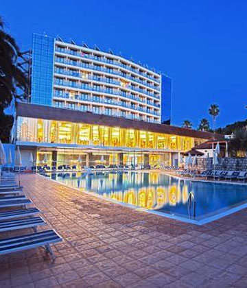 Grand Hotel Park smješten je u najljepšem predjelu Dubrovnika, tik uz šetnicu kojom uz more možete obići čitav zaljev Uvale Lapad. Suptropski parkovi i mediteransko raslinje koji okružuju hotel
		garancija su savršenog odmora. Hotel je potpunosti je renoviran te zadovoljava visoke standarde
		smjestaja i usluge. Hotel posjeduje vlastiti parking, unutarnji i vanjski bazen s morskom vodom,
		Wellness & SPA centar, a la’ carte restoran, bar sa terasom, lounge bar, pool bar, beach bar...
		