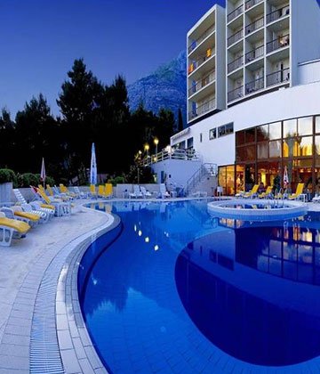 Hotel Horizont nalazi se u Baškoj Vodi, uz šetnicu, okružen borovom šumom na samo 50 metara od poznate plaže ''Nikolina''. Udaljen je samo 200 m od centra grada. Na pet spratova nudi ukupno 202 dobro namještene i opremljene sobe i apartmana, od kojih većina ima balkon s pogledom na more ili planinu. U hotelu se nalaze wellness i spa koji se prostiru na 2000 m2. Spa dio nudi bogat izbor bazena: unutrašnji bazen, vanjski bazen, hidro-masažni, kneipove kupke i kromatske tuševe. Oduševit će Vas svijet sauna u kojem se nalaze finska i ruska sauna, tursko kupatilo, slana sauna...