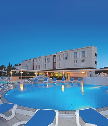 Aminess Hotel Marko Polo je smješten na uzvisini uz more, nasuprot starog grada Korčule, a opremljen je prostranim wellness centrom, unutarnjim i vanjskim bazenom i udobnim smještajnim jedinicama dostupnima dizalom. Do smještajnih jedinica se može doći sa 2 dizala. Grad Korčula je udaljen samo 500 metara od hotela i prekrasna pješčano-betonska plaža je odmah ispred hotela.