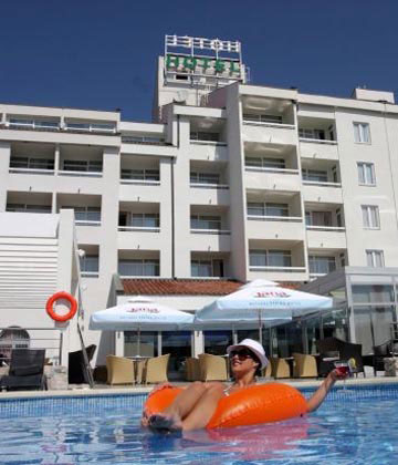 Hotel ‘Quercus’ izgrađen je 1983 godine i smješten je u Drveniku na južnom dijelu Makarske Rivijere.
						Udaljen tek 80-tak metara od prekrasne šljunčane plaže okružen parkom i borovom šumom ambijentalno
						skladno ukomponiran, ali prepoznatljiv, savršeno se u uklopio u vizure tipičnog dalmatinskog ribarskog
						mjesta. Hotel je u potpunosti renoviran 2008. godine te danas zasigurno spada među najbolje i
						najsuvremenije male hotele u Dalmaciji. Raspolaže sa 90 komfornih dvokrevetnih soba i apartmana. U
						hotelskom lobiju su mjenjačnica, suvenir shop i renta –a -car, a posebna zanimljivost je mini teatar koji
						koristimo za animacijske programe. U cijelom hotelu dostupan je besplatan WIFI.