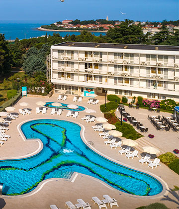 Aminess Younique Senses Resort smješten je u mirnom prirodnom okruženju, u neposrednoj blizini šarmantnih gradova Jelse i Stari Grada. Udaljen je svega 20 metara od kristalno čistog Jadranskog mora i savršeno je utočište za ljubitelje plaže. Gosti mogu uživati u nizu vrhunskih sadržaja, uključujući vanjski bazen, spa, fitness sadržaje i razne sportske aktivnosti, što ga čini izvrsnim odredištem za opuštanje i rekreaciju.