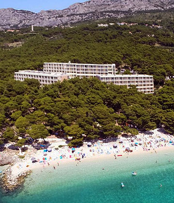 Šarmantni hotel Aminess Bellevue izgrađen je ranih 30-ih godina kao prvi hotel na poluotoku Pelješcu, a potpuno je obnovljen u ljeto 2016. godine. Smješten je u borovoj šumi, samo 500 metara od centra Orebića na jugozapadnom dijelu poluotoka Pelješca i 50 metara od šljunčane plaže s pogledom na kristalno čisto tirkizno Jadransko more.