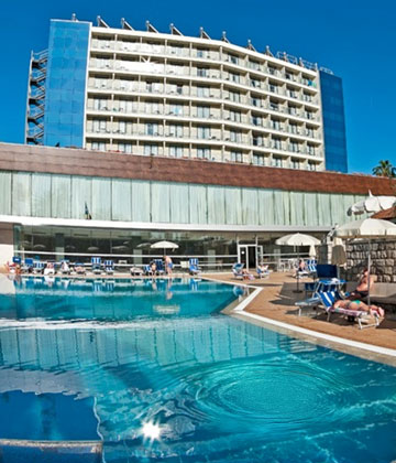 Grand Hotel Park smješten je u najljepšem predjelu Dubrovnika, tik uz šetnicu kojom uz more možete obići čitav zaljev Uvale Lapad. Hotel je potpunosti je renoviran te zadovoljava visoke standarde smjestaja i usluge. Hotel posjeduje vlastiti parking, unutarnji i vanjski bazen s morskom vodom, Wellness & SPA centar, a la’ carte restoran, bar sa terasom, lounge bar, pool bar, beach bar...