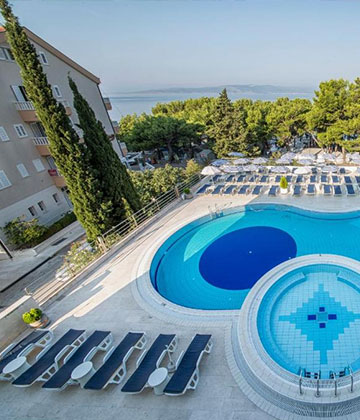 Hotel Horizont nalazi se u Baškoj Vodi. Uz šetnicu, okružena borovom šumom, samo 50 metara od poznate plaže „Nikolina“ koja je obilježena plavom zastavom. Hotel Horizont udaljen je samo 200 metara od centra grada. Na pet spratova nudi ukupno 202 dobro namještene i opremljene sobe i apartmana, od kojih većina ima balkon s pogledom na more ili planinu. U hotelu Horizont nalazi se wellness i spa koji se prostire na 2000 m2. SPA dio nudi bogat izbor bazena: unutarnji bazen, vanjski bazen, hidro-masažni bazen, kneipove kupke i kromatske tuševe. Oduševit će vas svijet sauna u kojem se nalaze finska sauna, ruska sauna, turska kupelj, slana sauna, tepidarium, aromarij i bio sauna.Wellness u svojoj ponudi ima fitness, masaže, frizerski salon, kozmetički salon s bogatom ponudom usluga.
