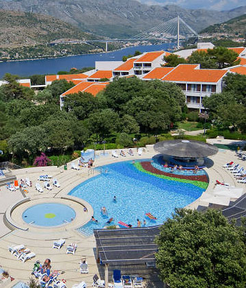 Porodični hotel Sunny Dubrovnik by Valamar smješten je na bujnom poluotoku Babin kuk i nudi jednostavan pristup staroj gradskoj jezgri Dubrovnika. Objekt je potpuno klimatiziran, a sve sobe moderno su opremljene. Zahvaljujući svojoj lokaciji, hotel Valamar Club s 3 je strane okružen morem te prekrasnim stjenovitim i šljunčanim plažama, među kojima je i čuvena Copacabana. Mlađim gostima hotela Sunny Dubrovnik by Valamar na raspolaganju je Maro Club, a nešto stariji gosti mogu uživati u opuštenom ozračju bara u predvorju i prostrane terase s pogledom na more.