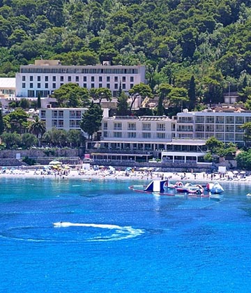 Dubrovnik je jedinstveni mediteranski grad. Nemoguće je prošetati Stradunom bez da osjetite „ono
nešto“…njegovu povijest, nasljeđe, značaj... Poluotok Lapad, na kojem su se smjestili Hoteli Maestral, na
samo desetak minuta vožnje od užurbane povijesne jezgre, idealna je lokacija za odmor u Dubrovniku jer
pruža jedinstvenu kombinaciju prekrasnih plaža, mediteranske vegetacije, mirnog okruženja i brojnih
sadržaja.