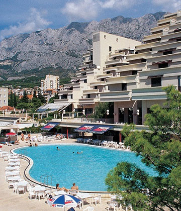Otkrijte neodoljivi šarm hotela Valamar Meteor koji se uvukao u srce brojnih
posjetitelja Makarske. Smješten tik uz plažu u neposrednoj blizini centra grada, ovaj
hotel će vas oduševiti svojim uslugama i sadržajima za djecu i odrasle.
