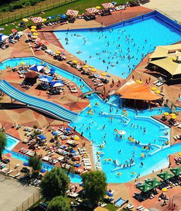 Suvremeno opremljen Hotel Well nudi Vam raznoliku ponudu wellness programa i mnogo gastronomskih užitaka. Zbog blizine glavnog hrvatskog grada Zagreba, moderni kongresni centar smješten u hotelu, izvrstan je odabir za organizaciju različitih seminara i konferencija. U hotelu brinu i za animaciju djece te nude brojne programe za cijelu obitelj.